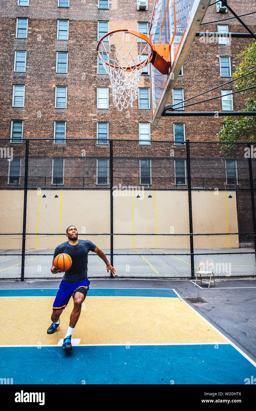 Basket-ball la formation sur un tribunal de New york city Banque D'Images