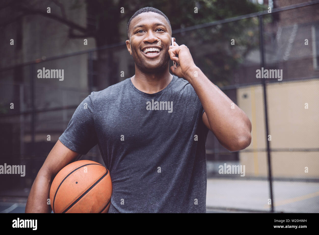 Basket-ball la formation sur un tribunal de New york city Banque D'Images