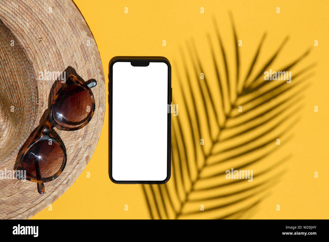 Composition d'été. Smartphone blanc avec accessoires d'été et l'ombre de palmiers Banque D'Images