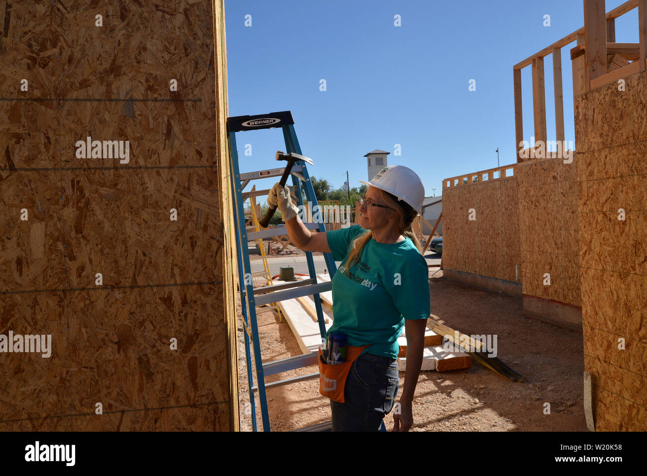 Un futur propriétaire travaille à l'Amphi site de construction d'Habitat pour l'humanité, Tucson, Arizona, USA. Banque D'Images