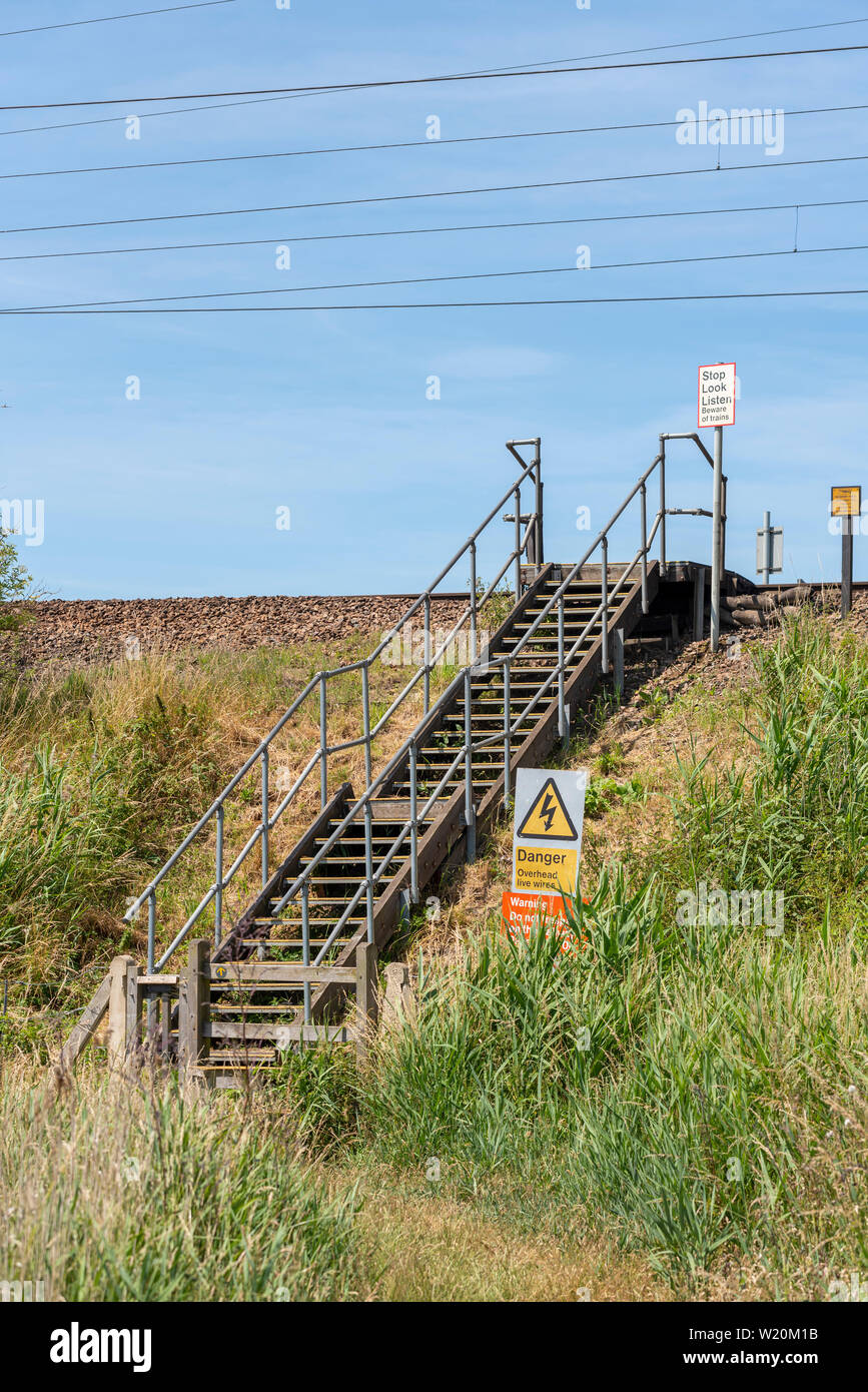 Droit de passage public l'accès à travers les pistes sur la côte est de la grande ligne de chemin de fer près de Manningtree Anglia, Essex. S01 Sea Wall de passage à niveau Banque D'Images