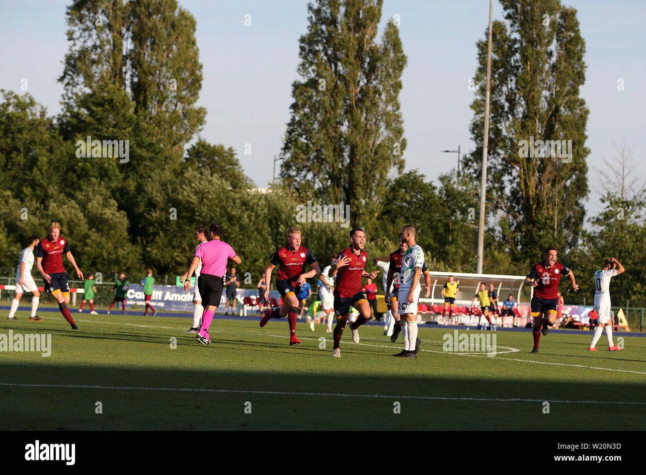 Cardiff, Royaume-Uni. Le 04 juillet, 2019. Dylan Rees de Cardiff a rencontré (centre) célèbre après qu'il marque son 2e but de l'équipe point de penalty. L'UEFA Europa League match de préliminaires, deuxième manche, Cardiff Metropolitan University (Pays de Galles) v FC Progrès Niederkorn (Luxembourg) à Cardiff International Sports Stadium de Cardiff, Pays de Galles du Sud le jeudi 4 juillet 2019. Utilisation éditoriale seulement. Photos par Andrew Andrew/Verger Verger la photographie de sport/Alamy Live News Crédit : Andrew Orchard la photographie de sport/Alamy Live News Banque D'Images