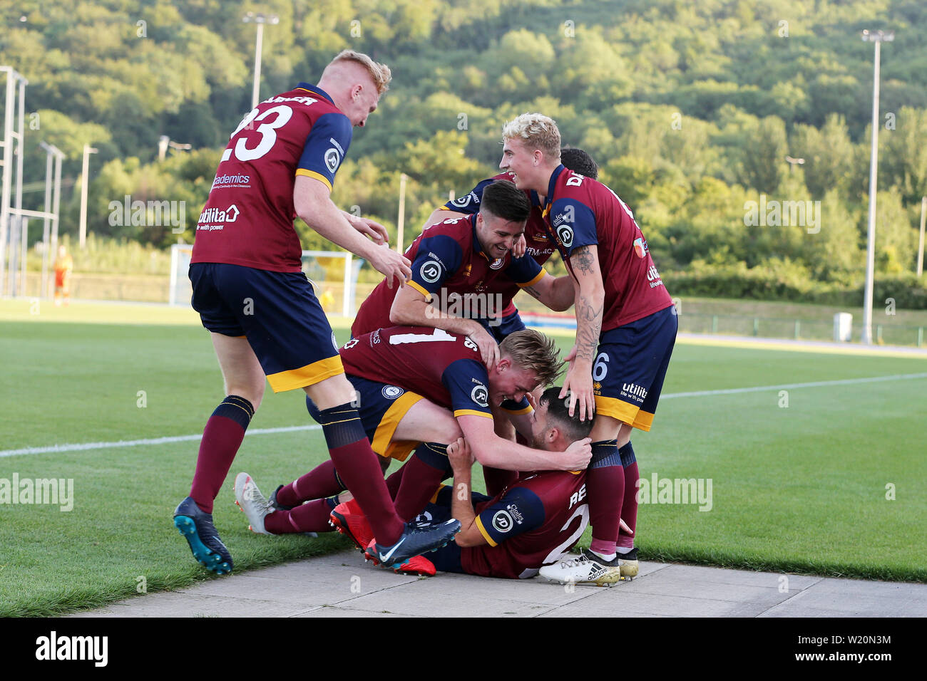 Cardiff, Royaume-Uni. Le 04 juillet, 2019. Dylan Rees de Cardiff a rencontré (au sol) célèbre avec ses coéquipiers après qu'il marque son 2e but de l'équipe point de penalty. L'UEFA Europa League match de préliminaires, deuxième manche, Cardiff Metropolitan University (Pays de Galles) v FC Progrès Niederkorn (Luxembourg) à Cardiff International Sports Stadium de Cardiff, Pays de Galles du Sud le jeudi 4 juillet 2019. Utilisation éditoriale seulement. Photos par Andrew Andrew/Verger Verger la photographie de sport/Alamy Live News Crédit : Andrew Orchard la photographie de sport/Alamy Live News Banque D'Images