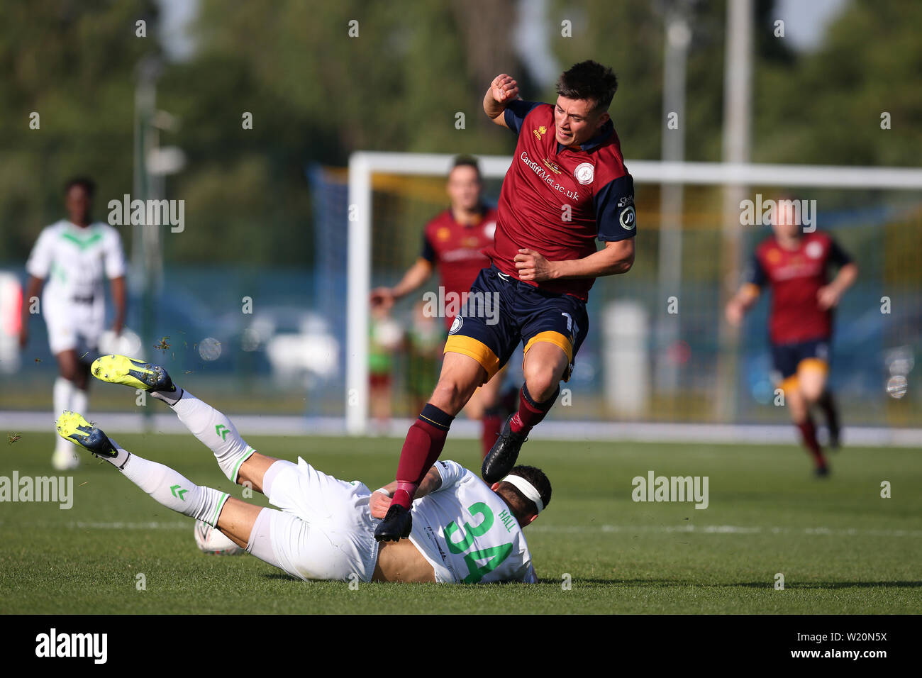 Cardiff, Royaume-Uni. Le 04 juillet, 2019. La Jordanie Lam de Cardiff est abordé par Tim Hall du FC Progrès Niederkorn. L'UEFA Europa League match de préliminaires, deuxième manche, Cardiff Metropolitan University (Pays de Galles) v FC Progrès Niederkorn (Luxembourg) à Cardiff International Sports Stadium de Cardiff, Pays de Galles du Sud le jeudi 4 juillet 2019. Utilisation éditoriale seulement. Photos par Andrew Andrew/Verger Verger la photographie de sport/Alamy Live News Crédit : Andrew Orchard la photographie de sport/Alamy Live News Banque D'Images