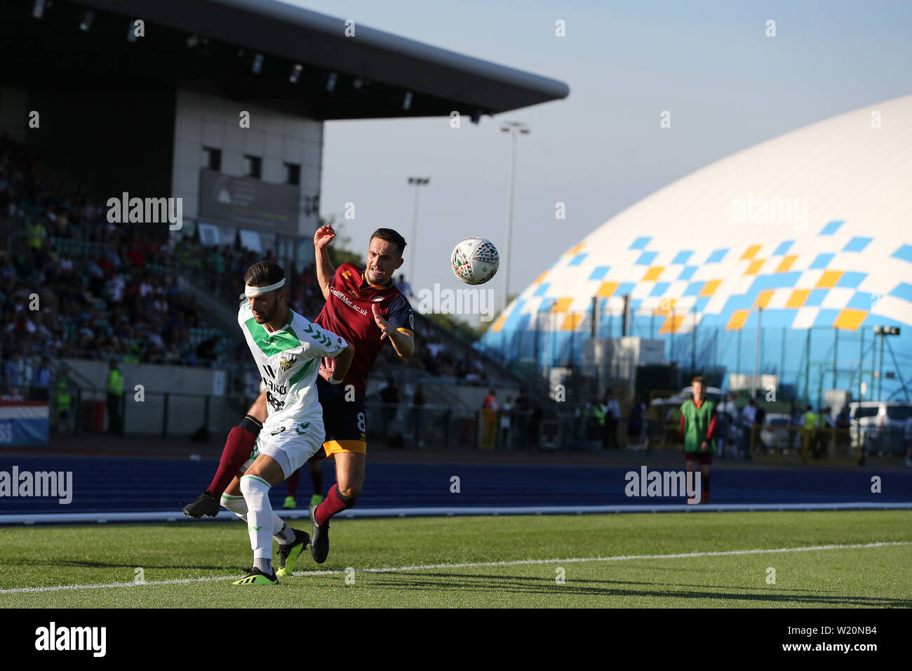 Cardiff, Royaume-Uni. Le 04 juillet, 2019. Tim Hall du FC Progrès Niederkorn (l) détient au large de Christopher Baker de Cardiff s'est réuni. L'UEFA Europa League match de préliminaires, deuxième manche, Cardiff Metropolitan University (Pays de Galles) v FC Progrès Niederkorn (Luxembourg) à Cardiff International Sports Stadium de Cardiff, Pays de Galles du Sud le jeudi 4 juillet 2019. Utilisation éditoriale seulement. Photos par Andrew Andrew/Verger Verger la photographie de sport/Alamy Live News Crédit : Andrew Orchard la photographie de sport/Alamy Live News Banque D'Images