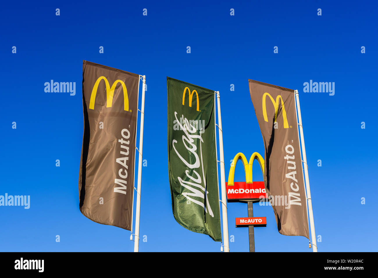 Valencia, Espagne - 29 mai 2019 : Affiche publicitaire de McDonald's restaurant en Espagne, la marque visible de l'autoroute. Copier l'espace. Banque D'Images