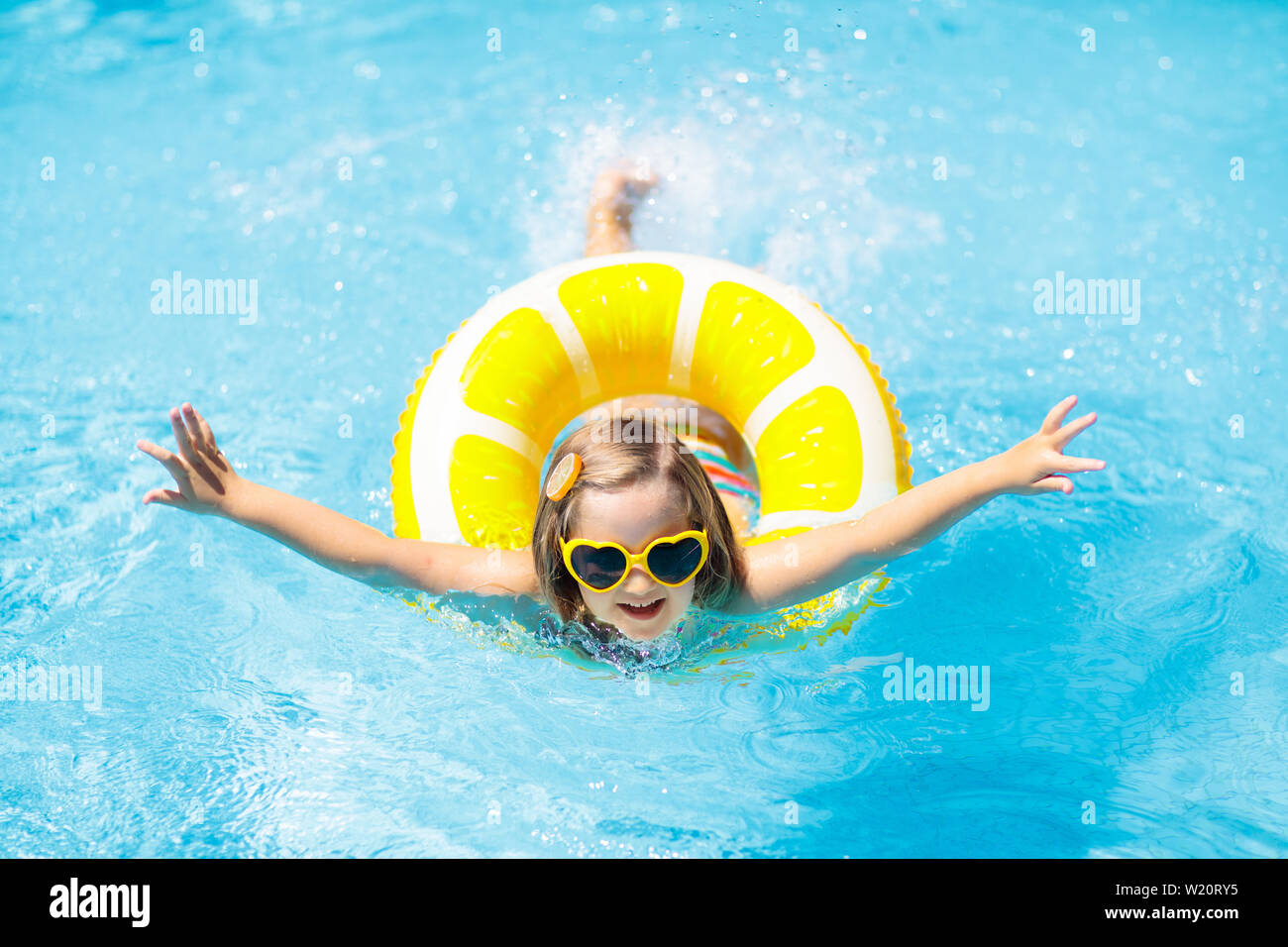 Enfant Dans Une Piscine Au Citron Jaune Gonflable Anneau Petite Fille Apprendre A Nager Avec Flotteur Orange Jouet D Eau Pour Bebe Et D Enfant Pis Sain Photo Stock Alamy