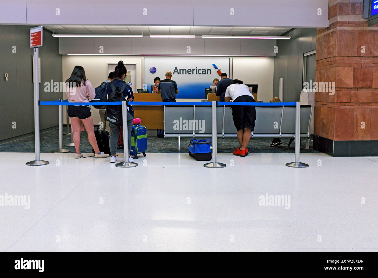 Voyageurs d'attente de service vers un comptoir d'American Airlines dans le Phoenix, Arizona l'Aéroport International de Sky Harbor. Banque D'Images