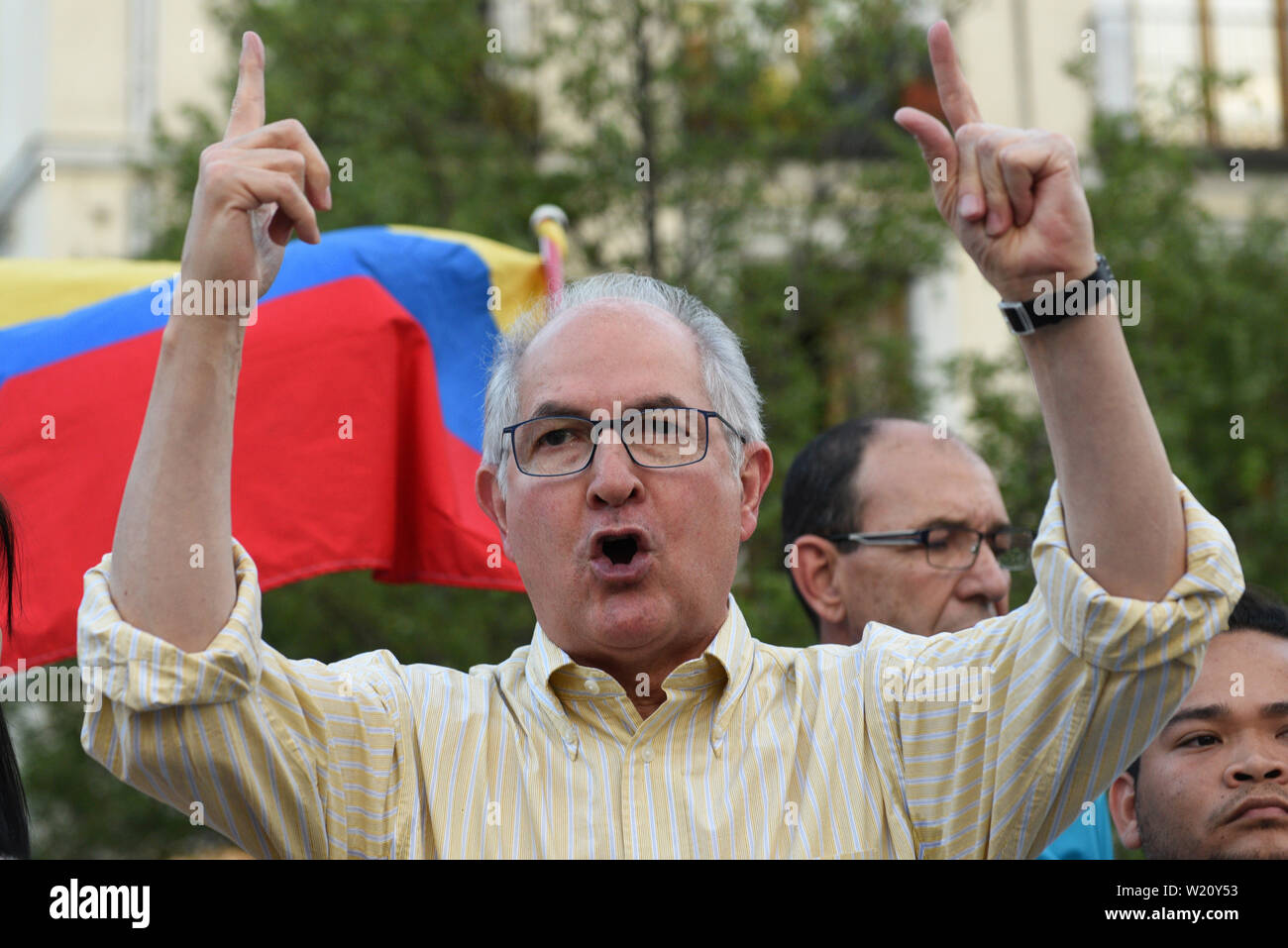 Madrid, Espagne. Le 04 juillet, 2019. Membre d'une délégation de l'opposition envoyé par l'auto-proclamé Président par intérim, ancien maire de Caracas et fondateur de l'Alliance du peuple intrépide parti, Antonio Ledezma vu pendant la manifestation.autour d'une centaine de ressortissants vénézuéliens se sont réunis à Isabel II Square à Madrid pour protester contre Nicolas Maduro, et la demande d'intervention humanitaire et l'aide au Venezuela. Credit : SOPA/Alamy Images Limited Live News Banque D'Images