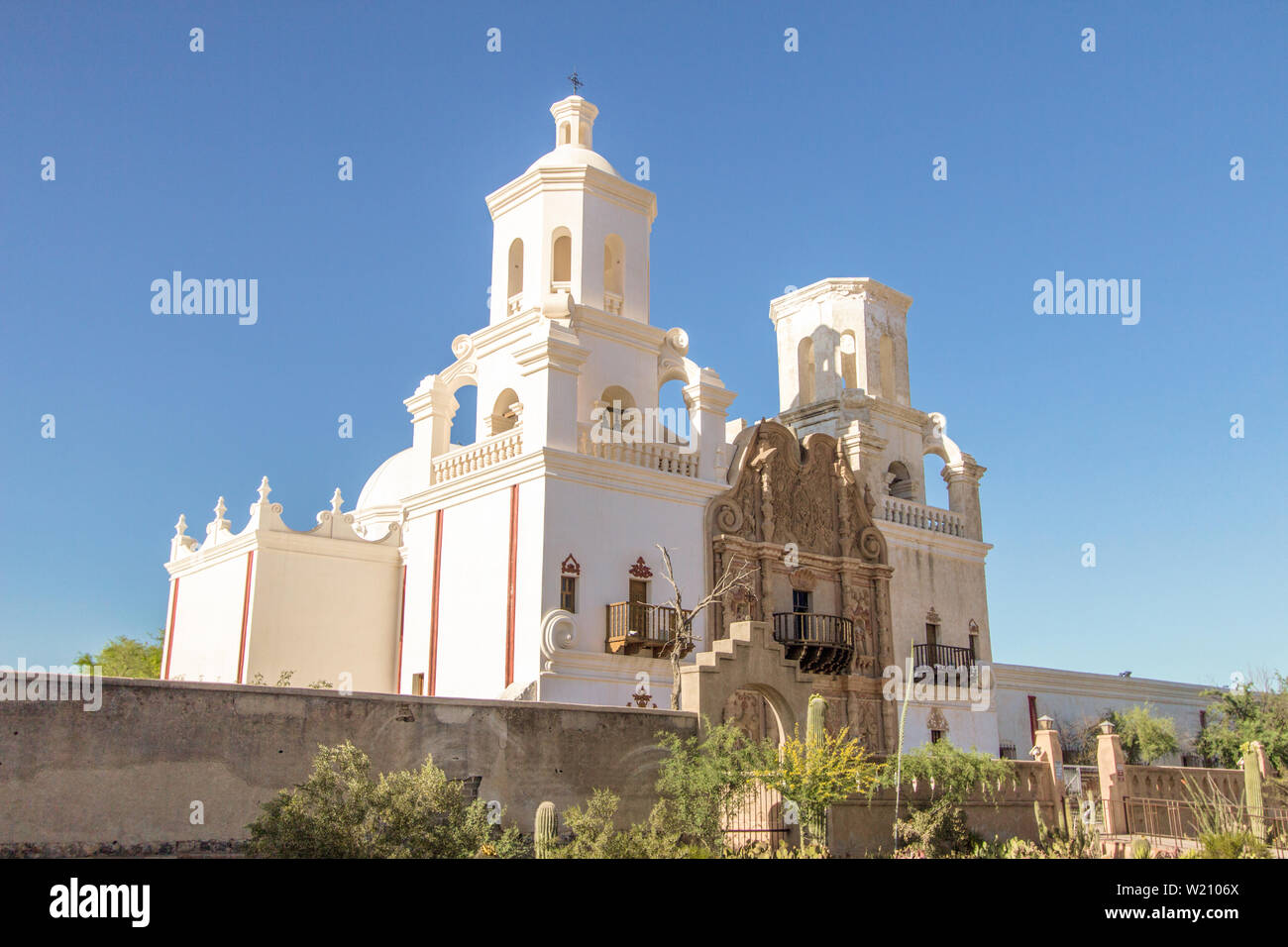 L'extérieur de la mission San Xavier est l'une des plus anciennes structures de l'Arizona et a été construit en 1692 et est à Tucson, Arizona, USA. Banque D'Images