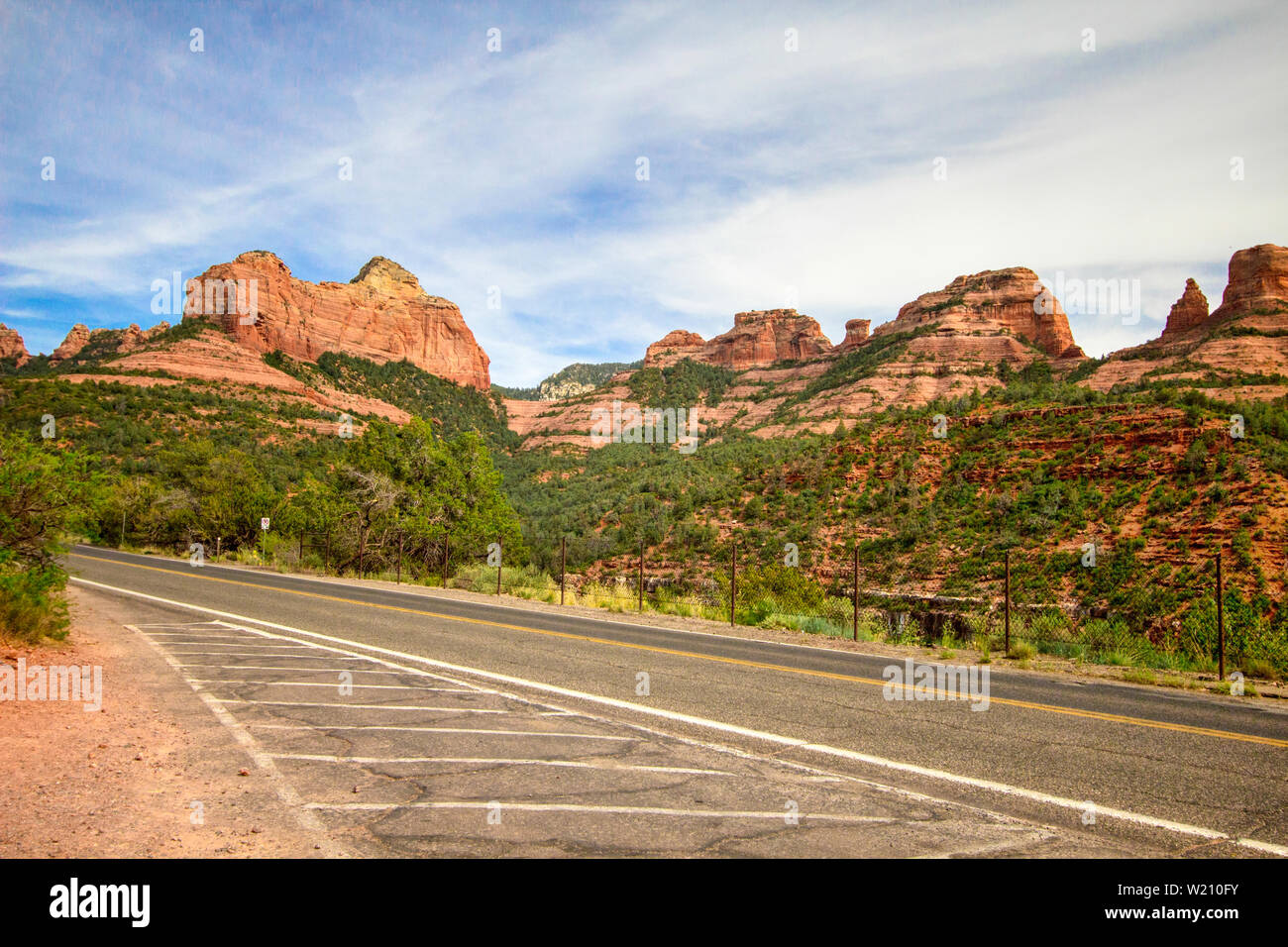 Road Trip en Arizona. Vue sur la roche rouge des montagnes au Coconino National Forest à partir d'une route de montagne sinueuse à Sedona, Arizona. Banque D'Images