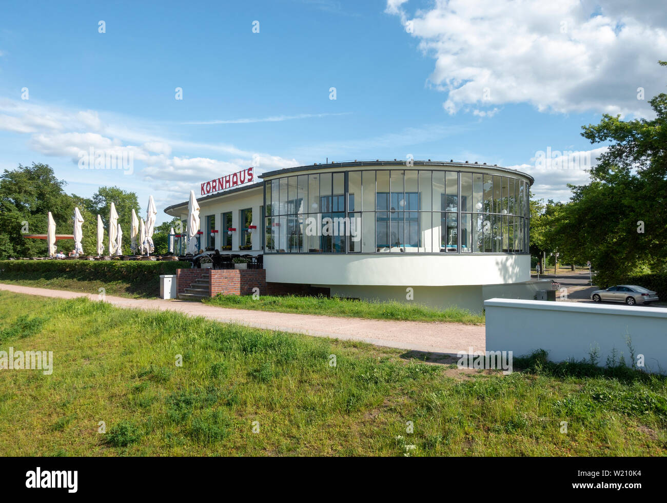Restaurant Kornhaus sur les rives de l'Elbe en Dessau conçu en 1929 par l'architecte Carl Fieger qui fut professeur au Bauhaus. Banque D'Images