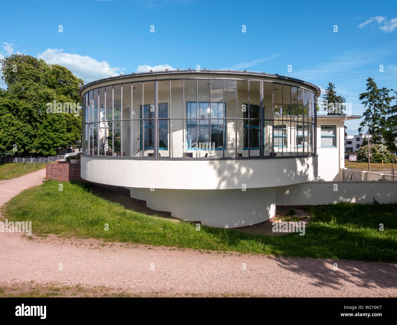 Restaurant Kornhaus sur les rives de l'Elbe en Dessau conçu en 1929 par l'architecte Carl Fieger qui fut professeur au Bauhaus. Banque D'Images