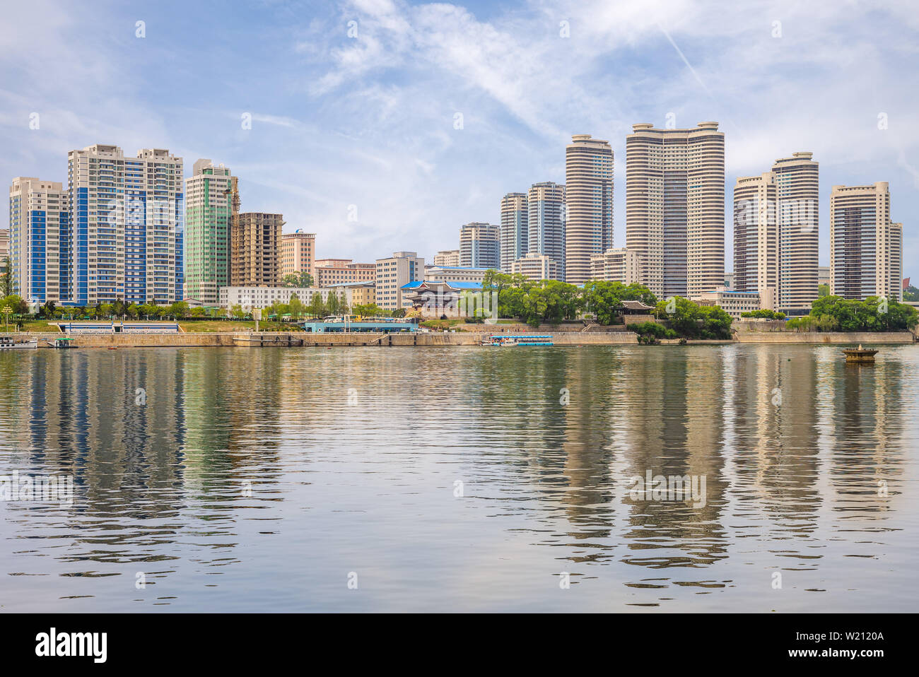 Toits de Pyongyang par le fleuve Taedong Banque D'Images