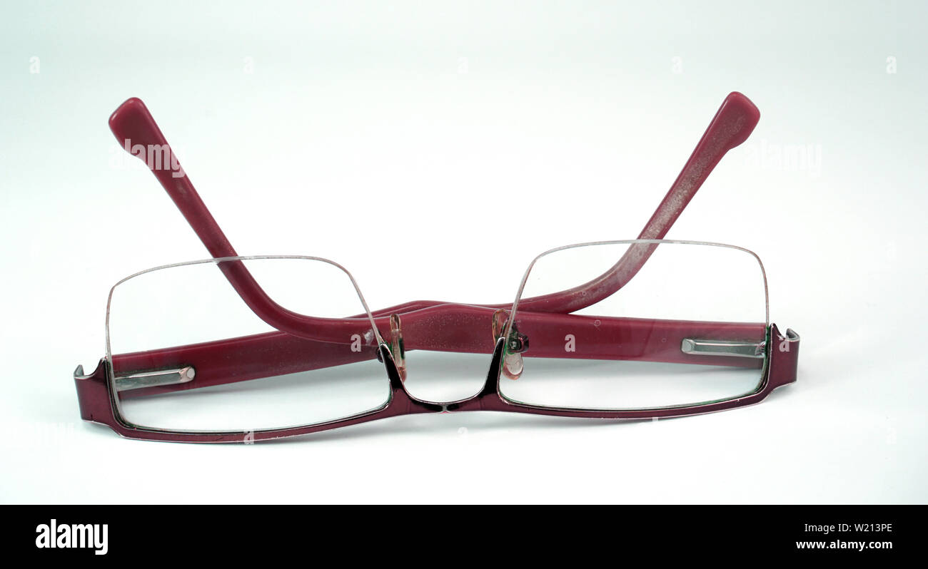 Ancienne paire de lunettes de vision vision cadre heureux smiley sur fond blanc Banque D'Images