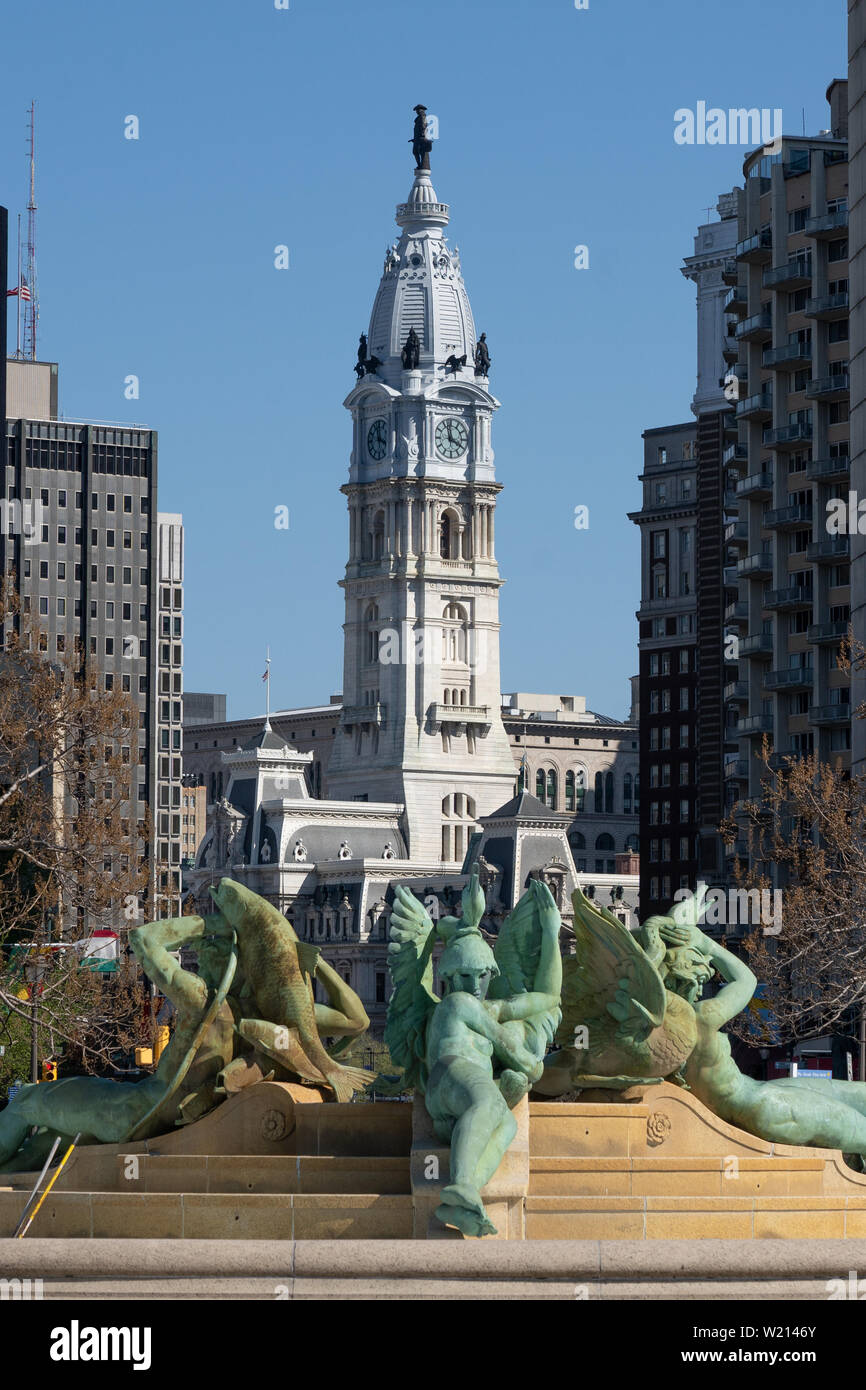 Hôtel de ville dans le centr ville de Philadelphie, vu dans l'arrière-plan au cours de la fontaine Mémorial Swann à Logan Circle sur la Benjamin Franklin Parkway. Banque D'Images