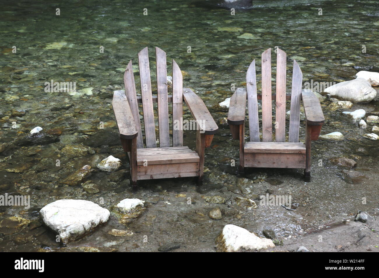 Deux chaises Adirondack en bois dans la rivière Big Sur, CA. Banque D'Images