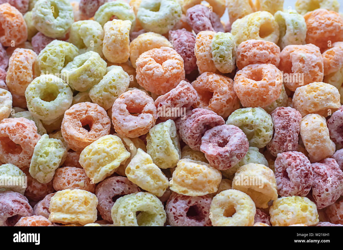 Céréales alimentaires fabriqués à partir de fécule de maïs une variété de couleurs. Banque D'Images