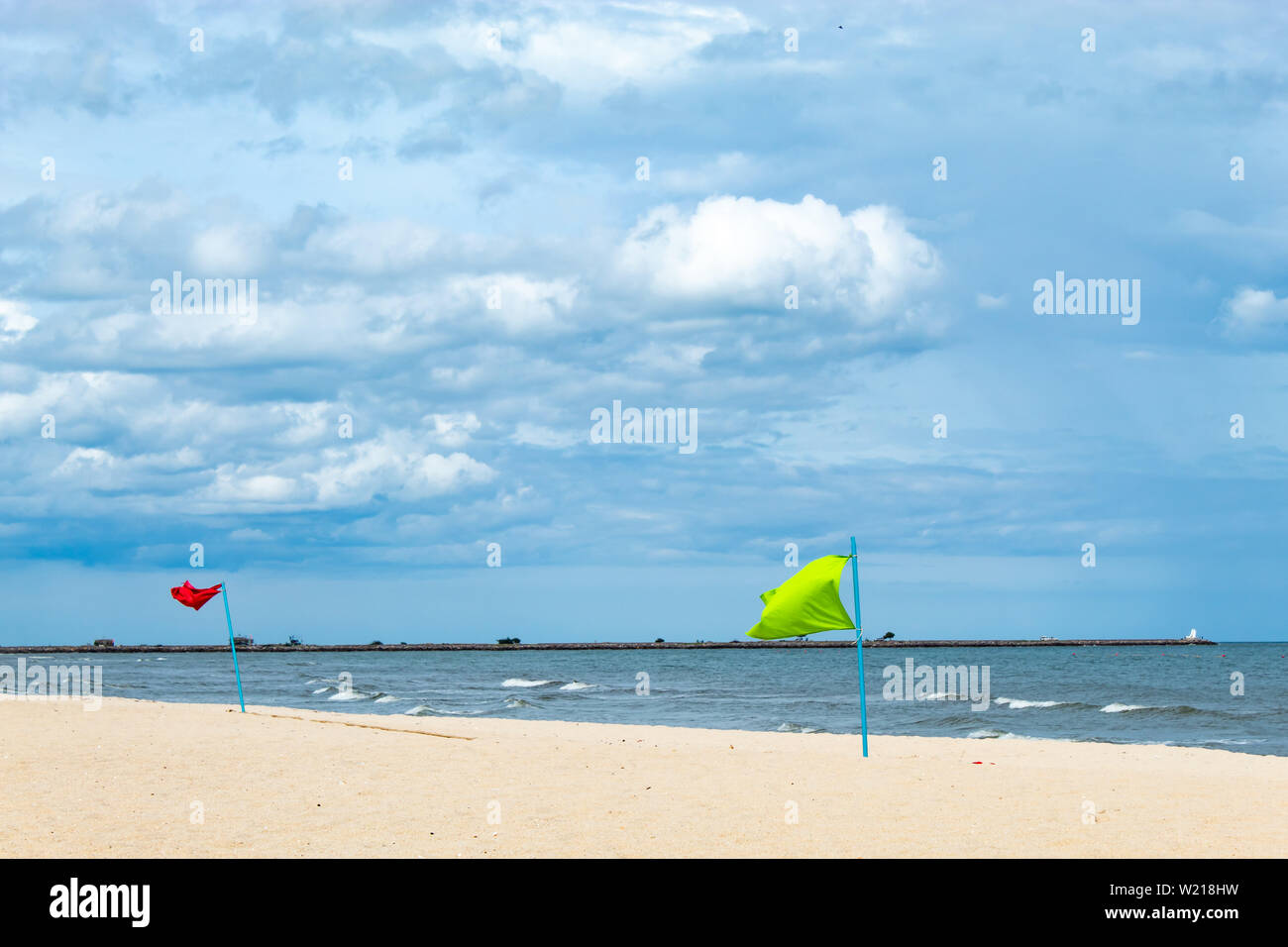 Drapeau rouge et jaune sur la plage Banque de photographies et d’images — free download