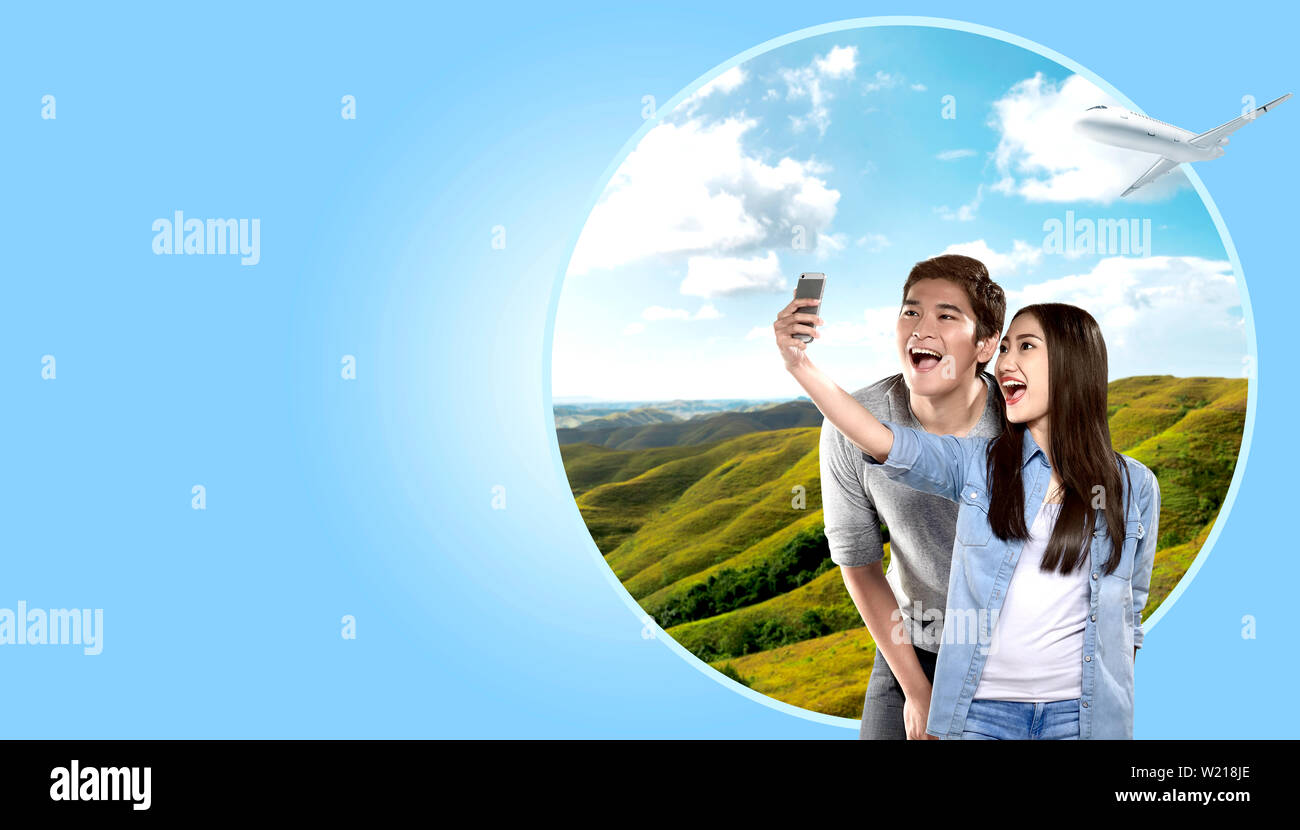 Couple asiatique sur selfies téléphone mobile avec appareil photo arrière-plan de Green Hills et d'avion dans le ciel. Concept de voyage Banque D'Images