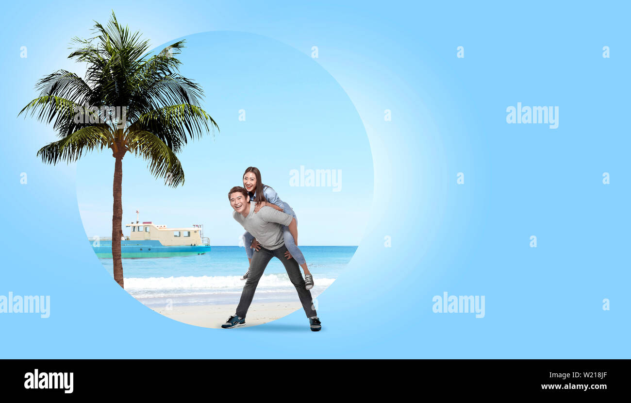 Asian couple having fun with sandy beach background et ferry bateau naviguant sur la mer. Concept de voyage Banque D'Images