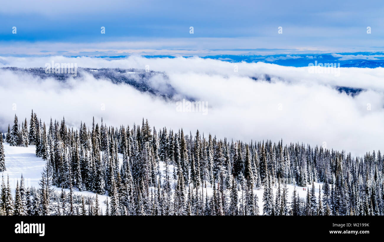Différentes vues des nombreuses pistes de ski de la célèbre station de ski de Sun Peaks dans la Shuswap Highlands of British Columbia, Canada Banque D'Images