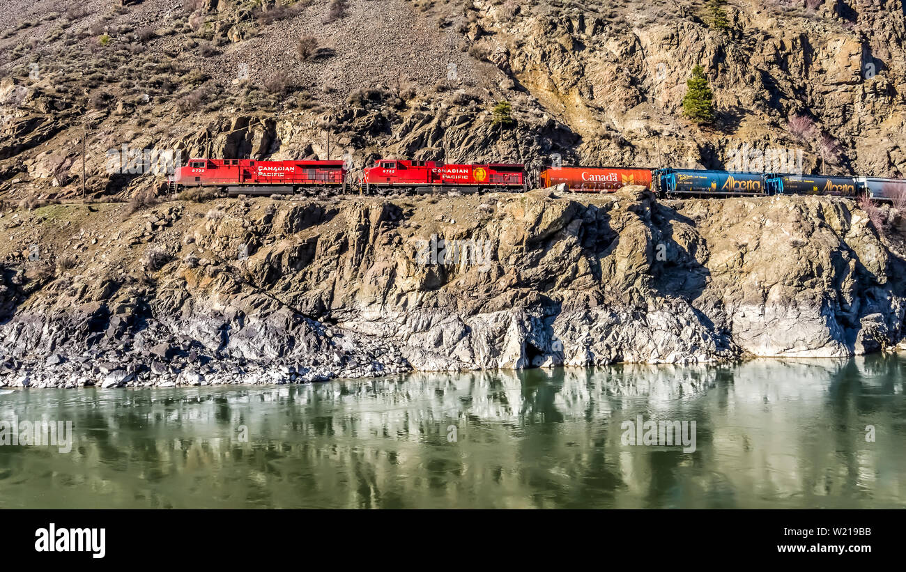 Les trains de marchandises à la suite de la Thompson et du Fraser le long des falaises et des tunnels dans le canyon du fleuve Fraser et Thompson, C.-B., Canada Banque D'Images