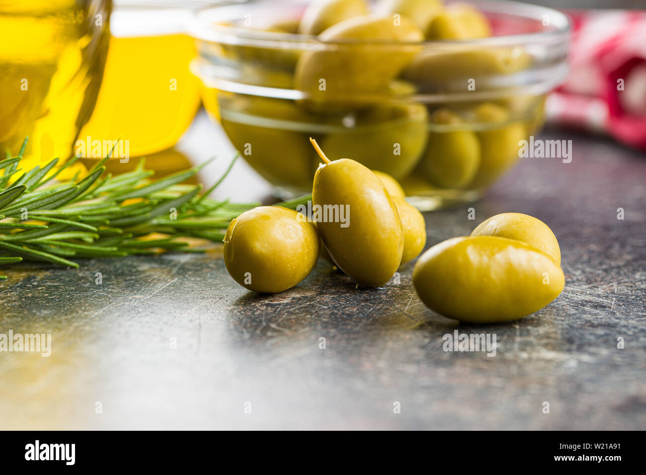 Olives vertes sur la vieille table de cuisine. Banque D'Images