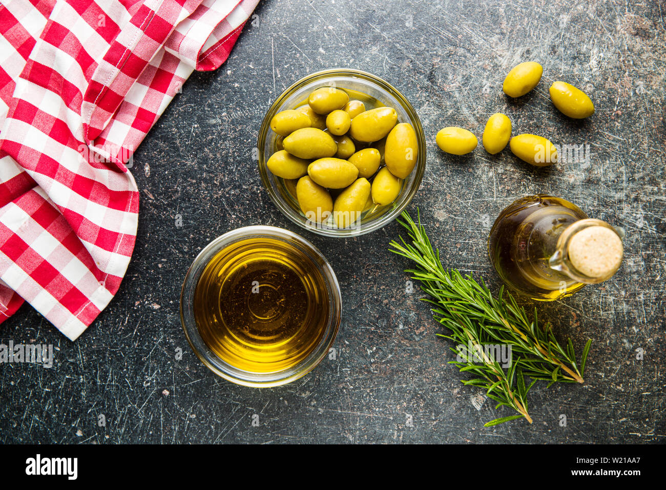 Green olives et huile d'olive dans un bol en verre. L' affichage. Banque D'Images