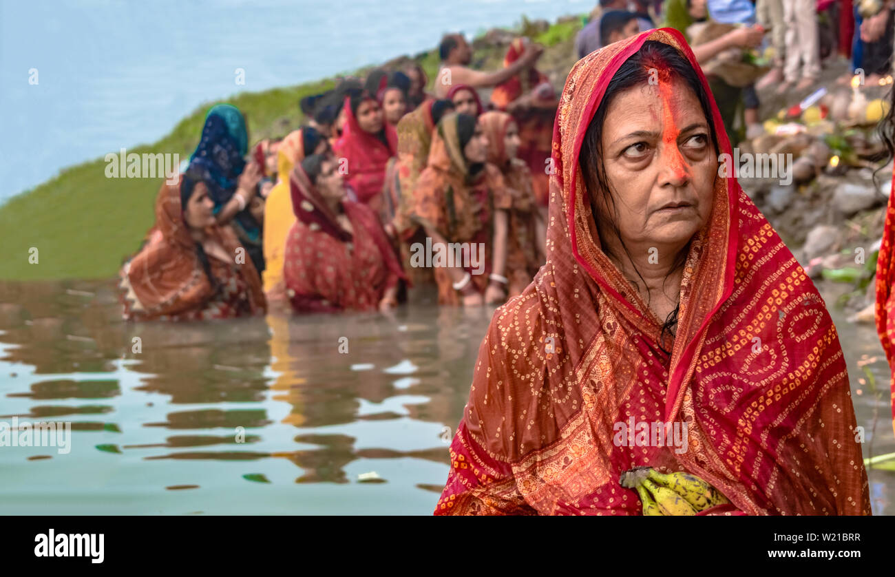 Femme d'âge moyen dans l'usure d'origine indienne avec Sindoor (Vermillon) sur la tête, la célébration de Chhath Puja, prenant en immersion sainte Gange. Banque D'Images