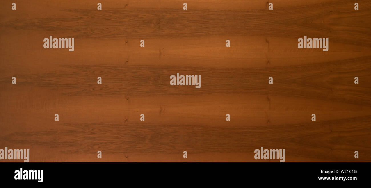 Panneau décoratif en bois brun naturel texture avec un grain de répétition dans un panorama grand angle vue d'arrière-plan pour le décor intérieur ou la menuiserie Banque D'Images