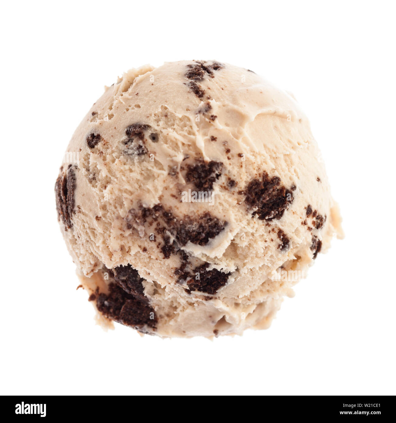 Une boule de crème glacée à la vanille avec des morceaux de gâteau de dessus isolé sur fond blanc Banque D'Images