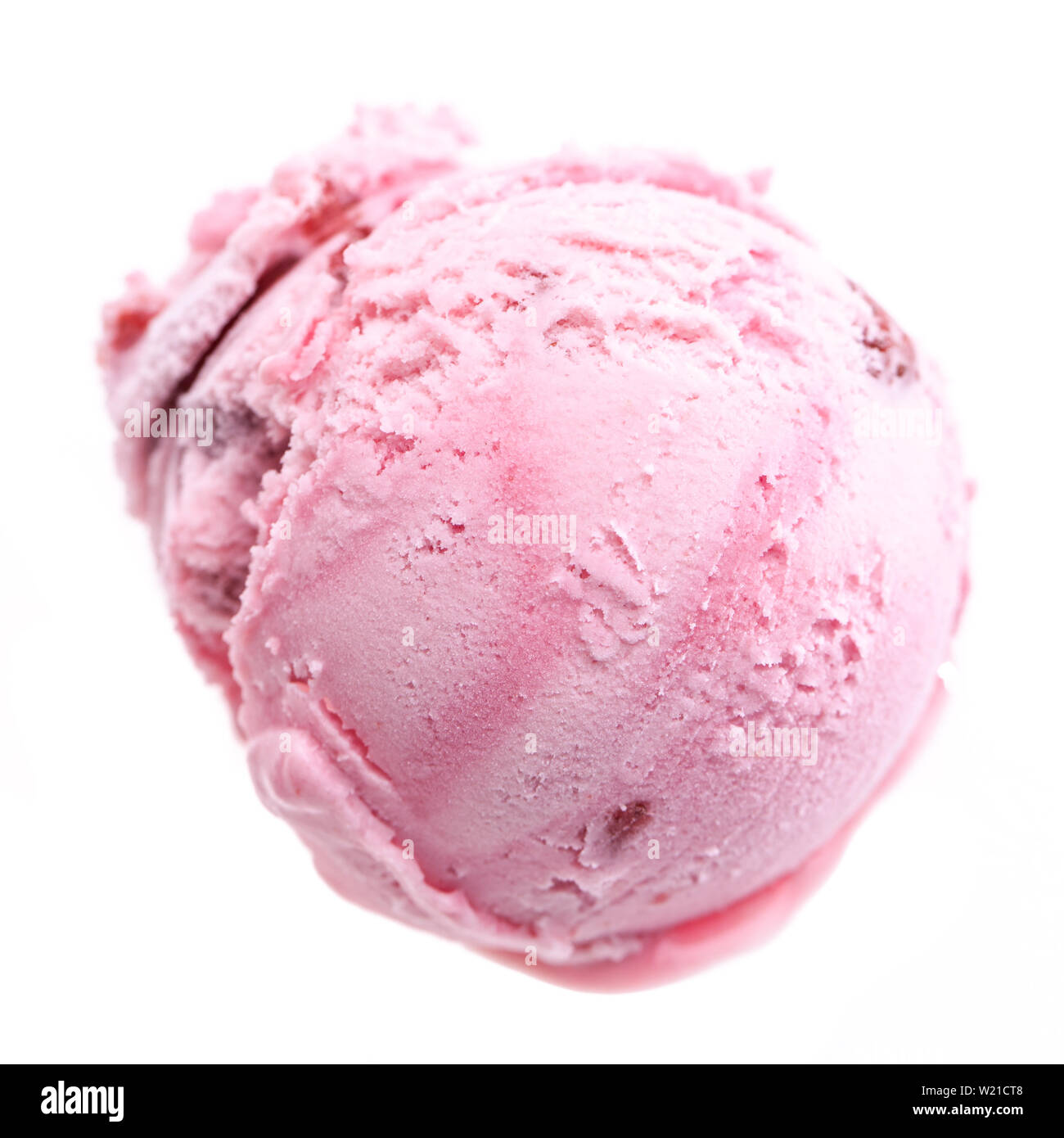 Une seule boule de glace à la framboise de dessus isolé sur fond blanc Banque D'Images