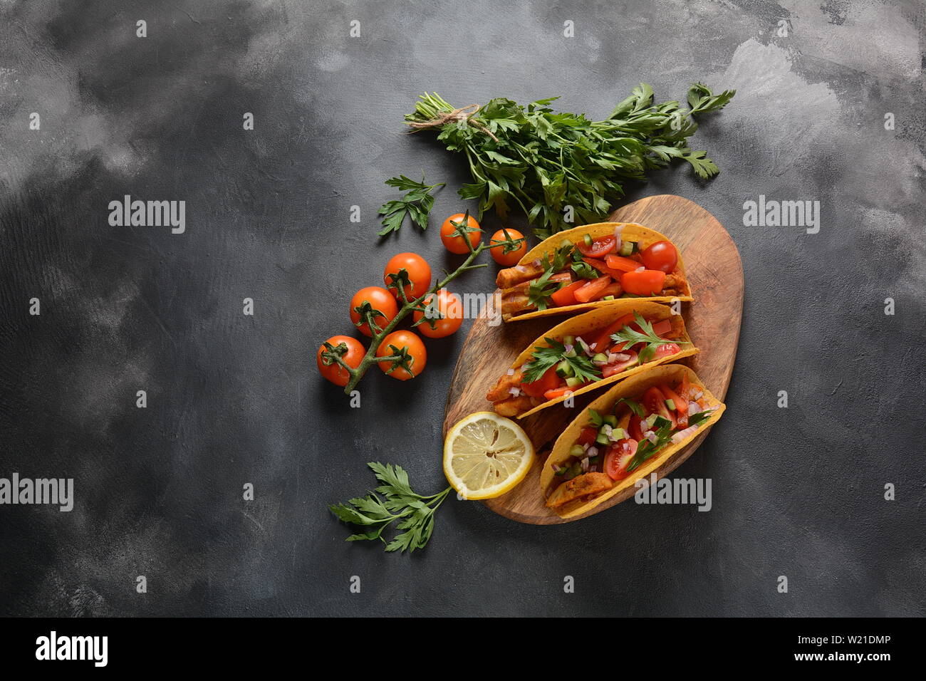 Les tacos de poulet grillé et légumes - style mexicain Banque D'Images