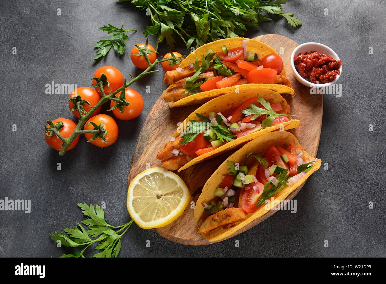 Les tacos de poulet grillé et légumes - style mexicain Banque D'Images