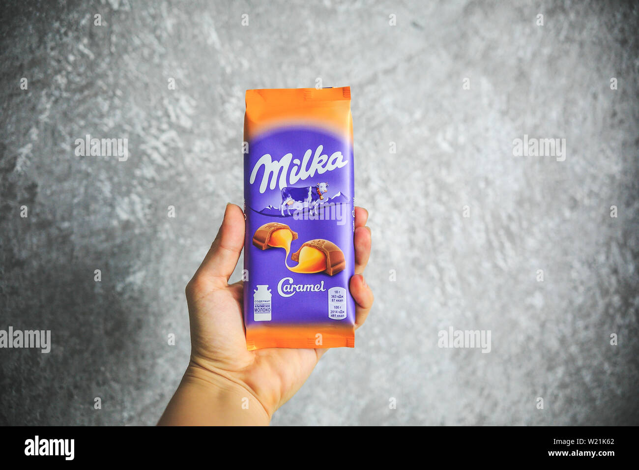 Moscou, Russie - le 5 juillet 2019 : barre de chocolat au lait alpin Milka avec caramel, commercialisé par Mondelez International. Milka est la première barre de chocolat au lait Banque D'Images