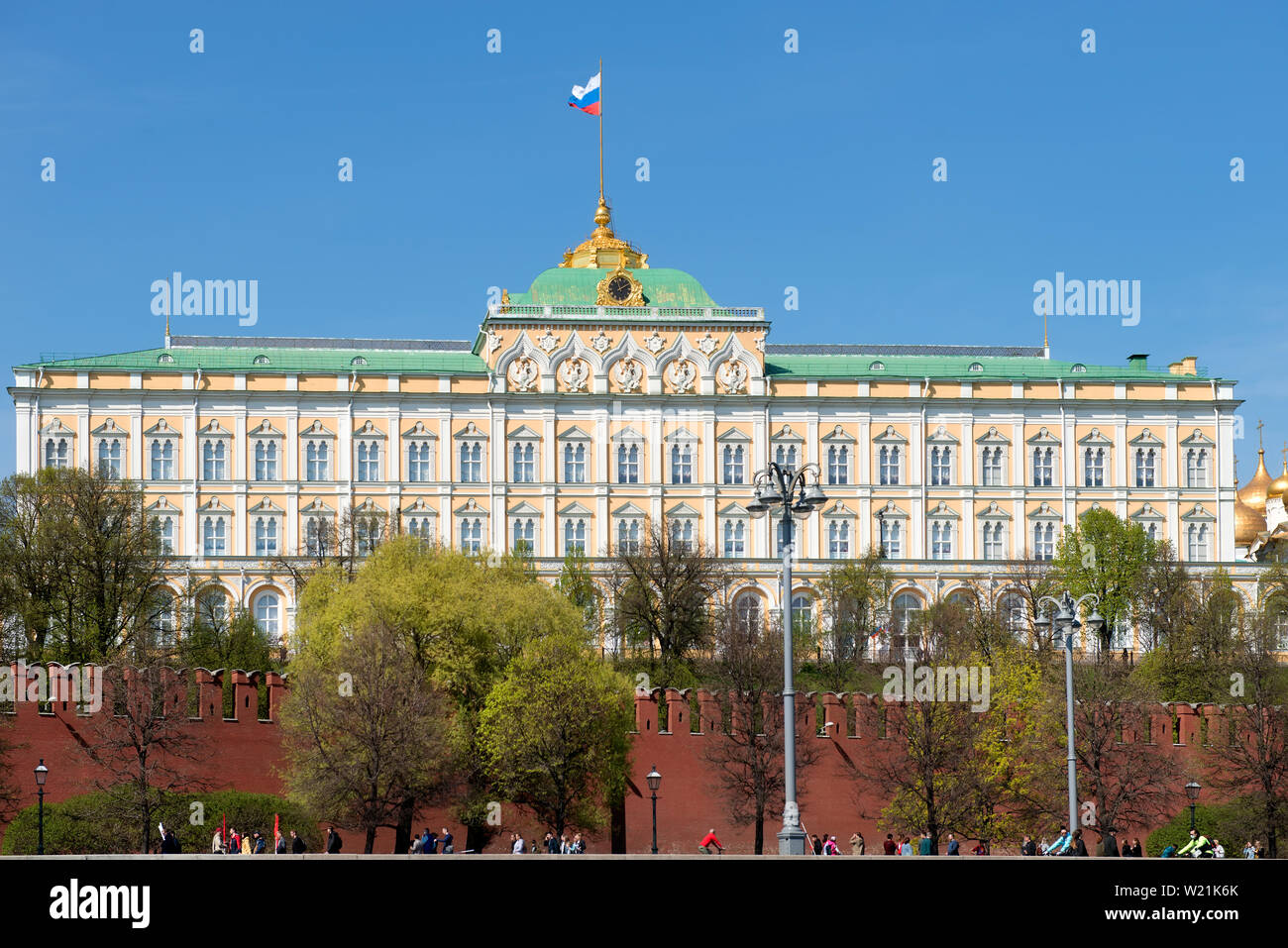 Moscou, Russie - le 6 mai 2019 : vue sur le Grand Palais du Kremlin derrière le mur du Kremlin un jour d'été Banque D'Images