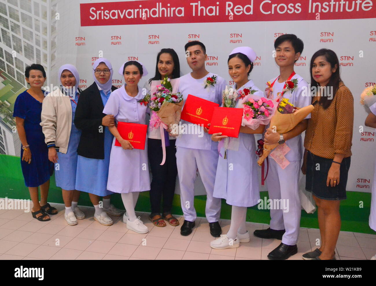 Les étudiants et leurs familles à l'Srisavarindhira Institut de la Croix-Rouge thaïlandaise (soins infirmiers TRCN) à Bangkok, Thaïlande, célébrer le progrès avec leurs études le 5 juillet 2019. TRCN, fondée en 1914, est l'une des plus anciennes et des plus importantes écoles de soins infirmiers en Thaïlande. Chaque année, il s'inscrit plus de 1 000 étudiants en soins infirmiers. Banque D'Images