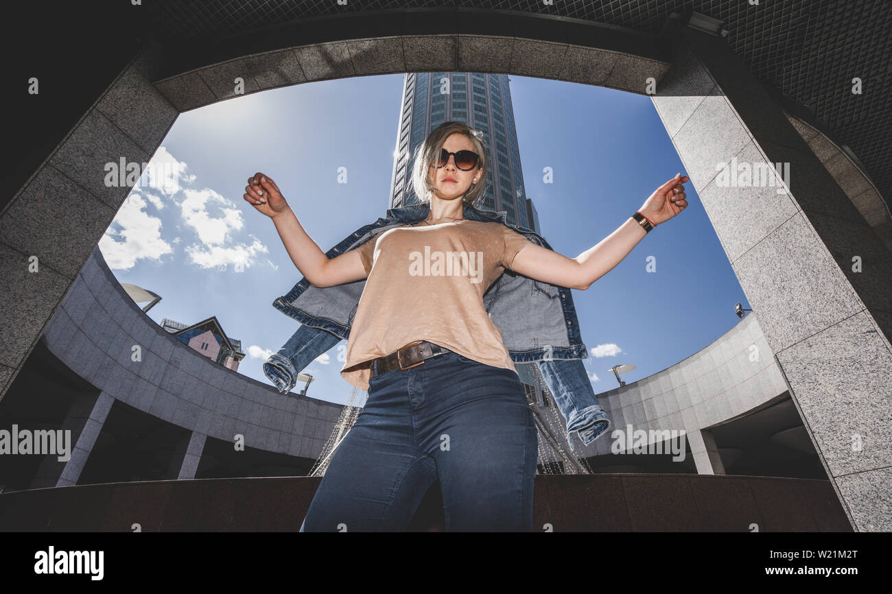 Le concept de la mode urbaine moderne. La jeune fille rejette son Viper, bras levés high Banque D'Images