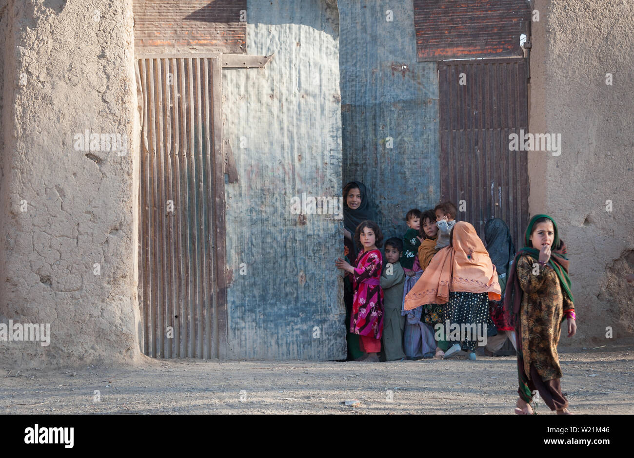 Les enfants jouent à l'entrée composé, d'Helmand, Afghanistan Banque D'Images