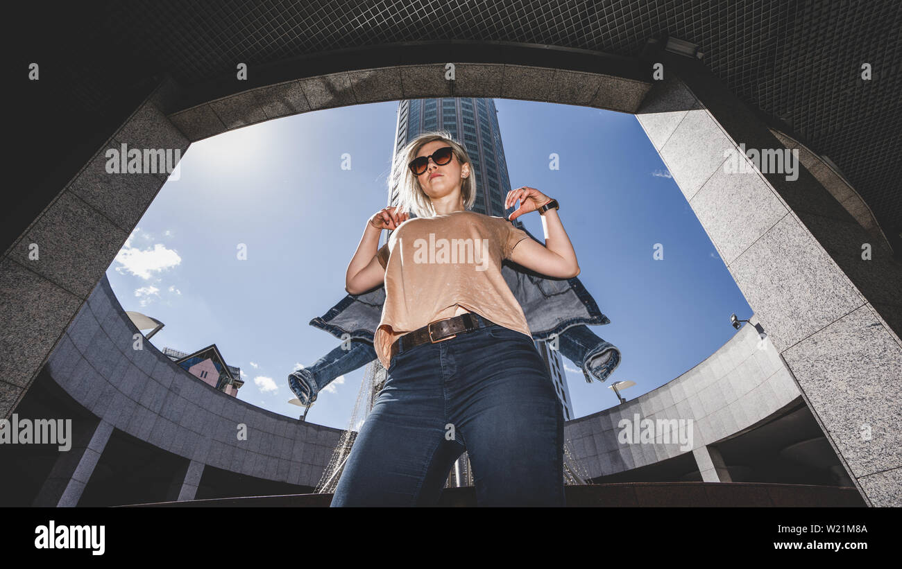 Le concept de la mode urbaine moderne. La jeune fille rejette son Viper, bras levés high Banque D'Images