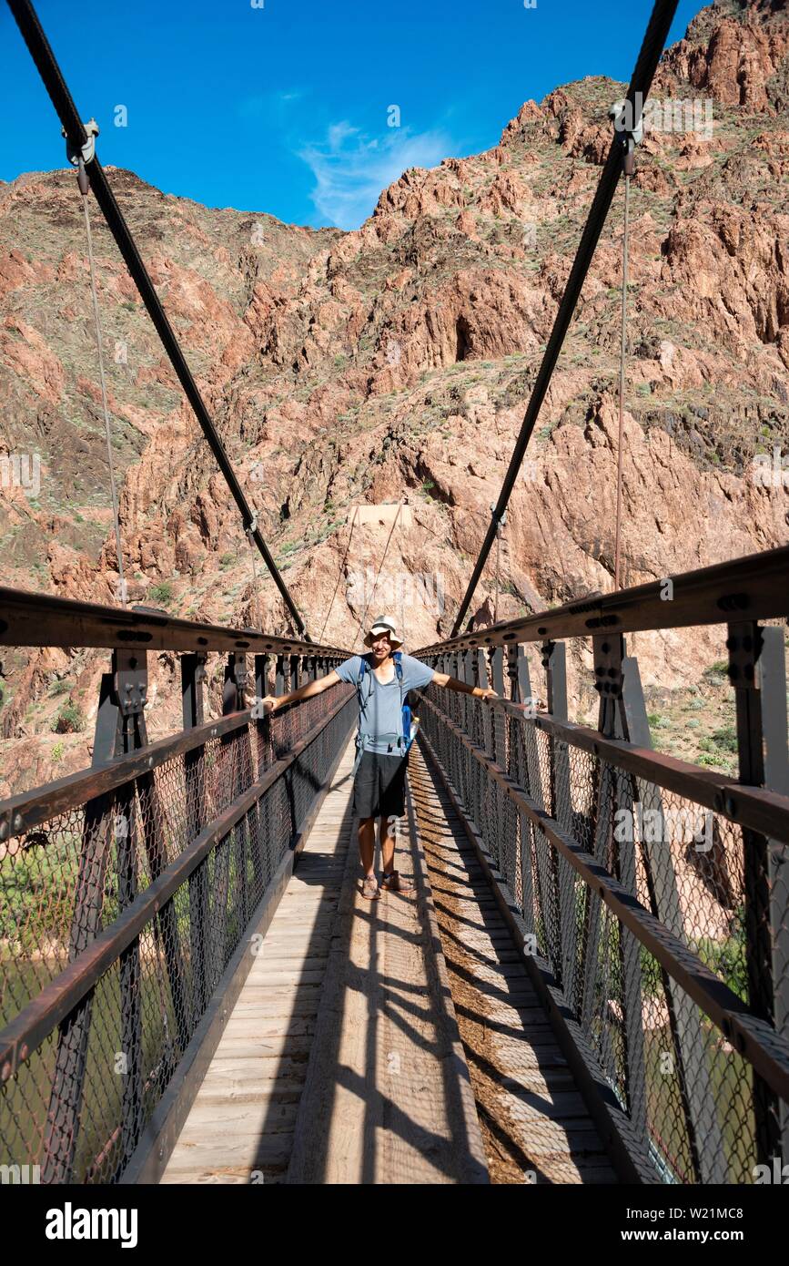 Randonneur sur le pont suspendu le Pont Suspendu de Kaibab, South Kaibab Trail, le Parc National du Grand Canyon, Arizona, USA Banque D'Images