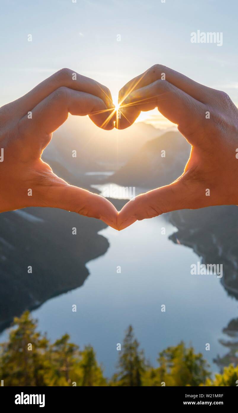 Côté forme un coeur en face de alpes et lac de montagne, sun star, symbole d'amour pour la nature et la randonnée, vue d'Schonjochl, Plansee, Tyrol, Autriche Banque D'Images