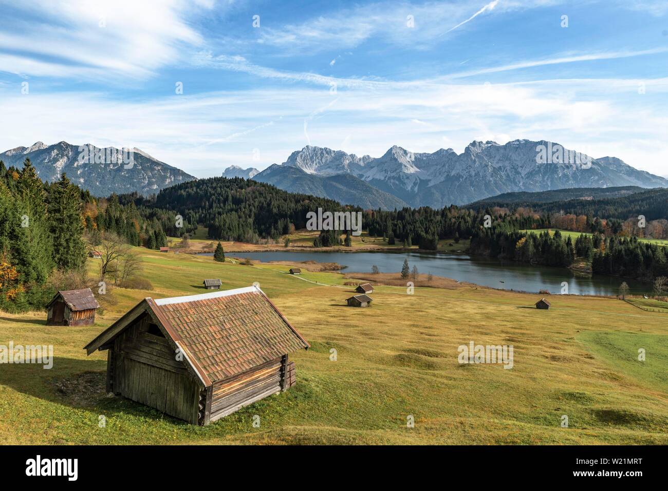 Heustadl dans un pré au bord du lac de Geroldsee, près de Mittenwald, Karwendel, Bavière, Allemagne Banque D'Images