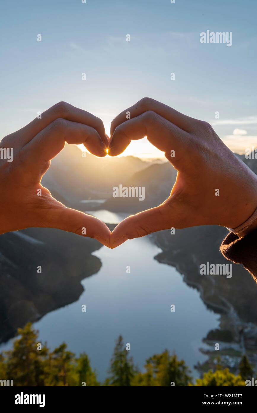 Côté forme un coeur en face de Alpes et Lac de montagne, symbole d'amour pour la nature et la randonnée, vue d'Schonjochl, Plansee, Tyrol, Autriche Banque D'Images