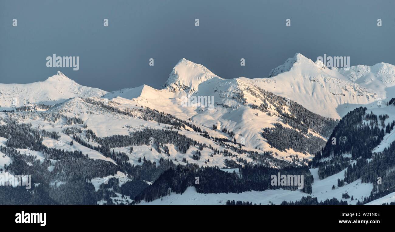 Kitzbuhler Alpes, chaîne de montagne en hiver, vue depuis le Hohe Salve, Tyrol, Autriche Banque D'Images