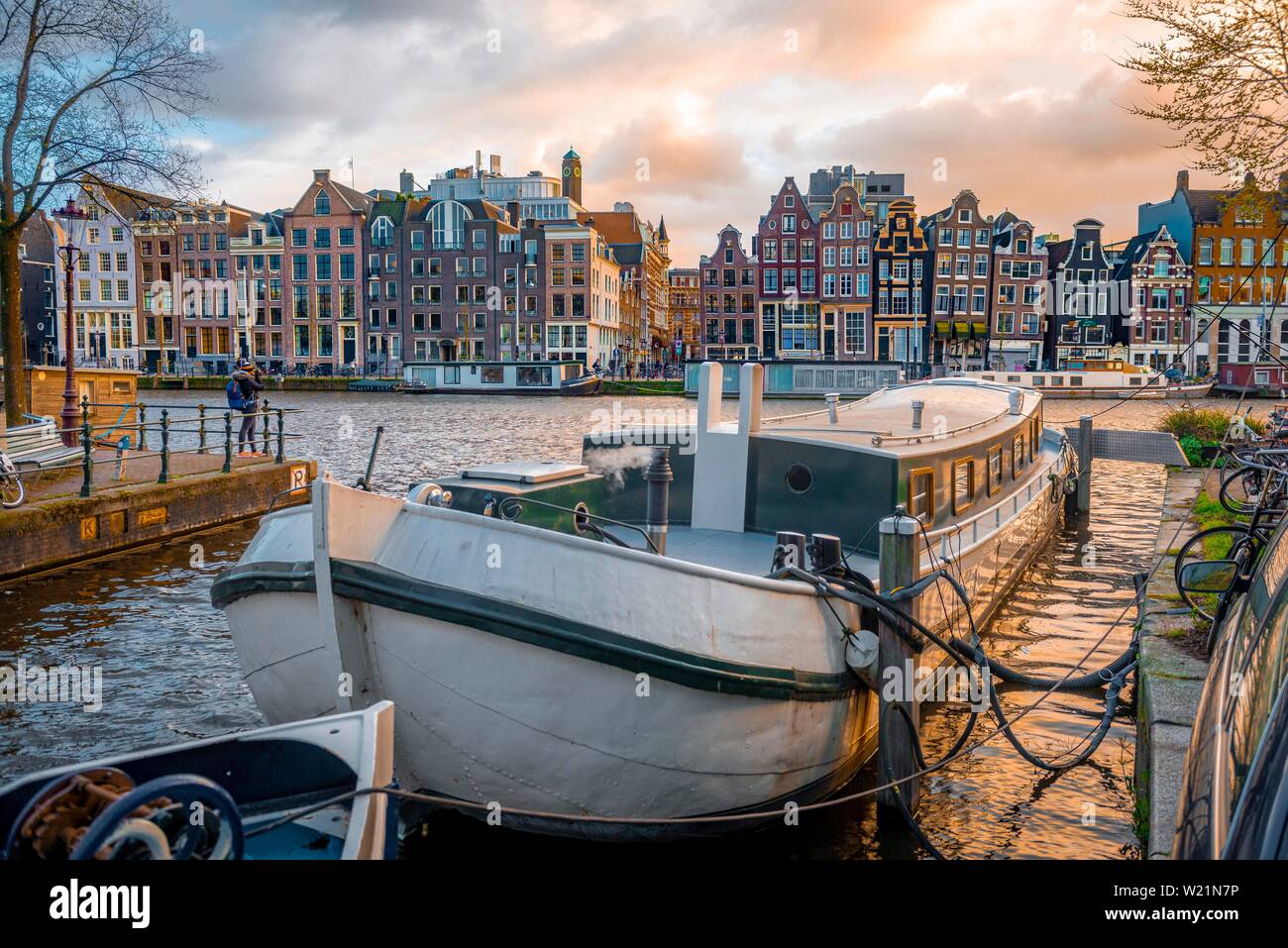 Vue sur l'Amstel dans la lumière du soir, canal avec voile et maisons historiques, Amsterdam, Hollande du Nord, Pays-Bas Banque D'Images