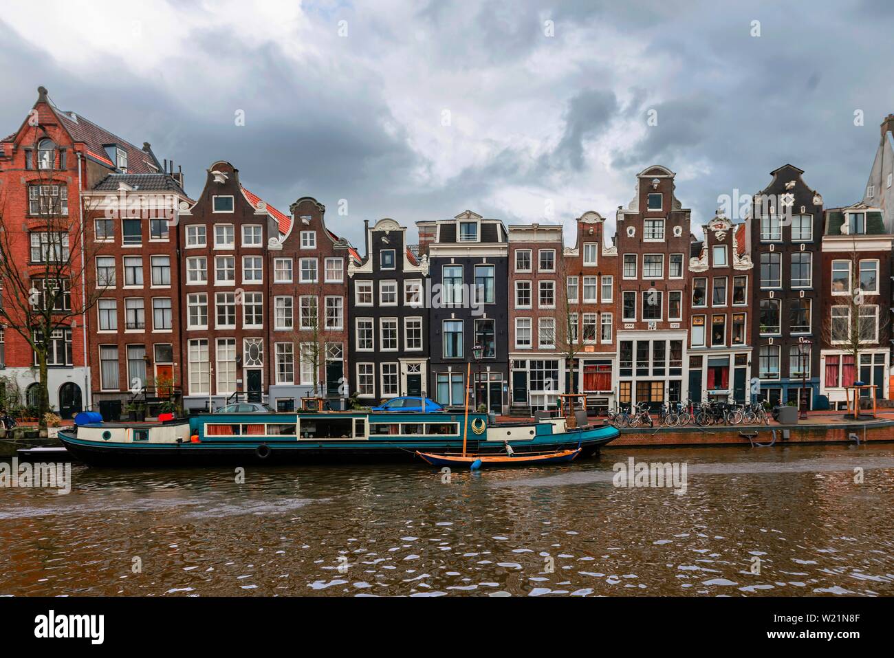 Canal avec des bateaux et des maisons historiques, Amsterdam, Hollande du Nord, Pays-Bas Banque D'Images