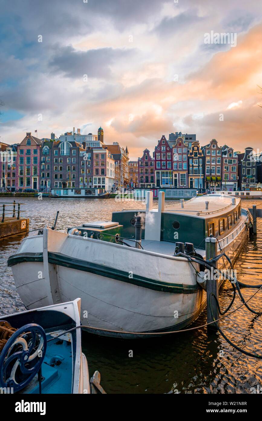 Vue sur l'Amstel dans la lumière du soir, canal avec voile et maisons historiques, Amsterdam, Hollande du Nord, Pays-Bas Banque D'Images
