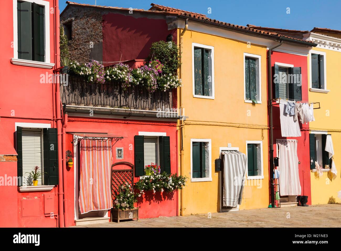 Maisons colorées en rouge et jaune, l'île de Burano, Venise, Vénétie, Italie Banque D'Images